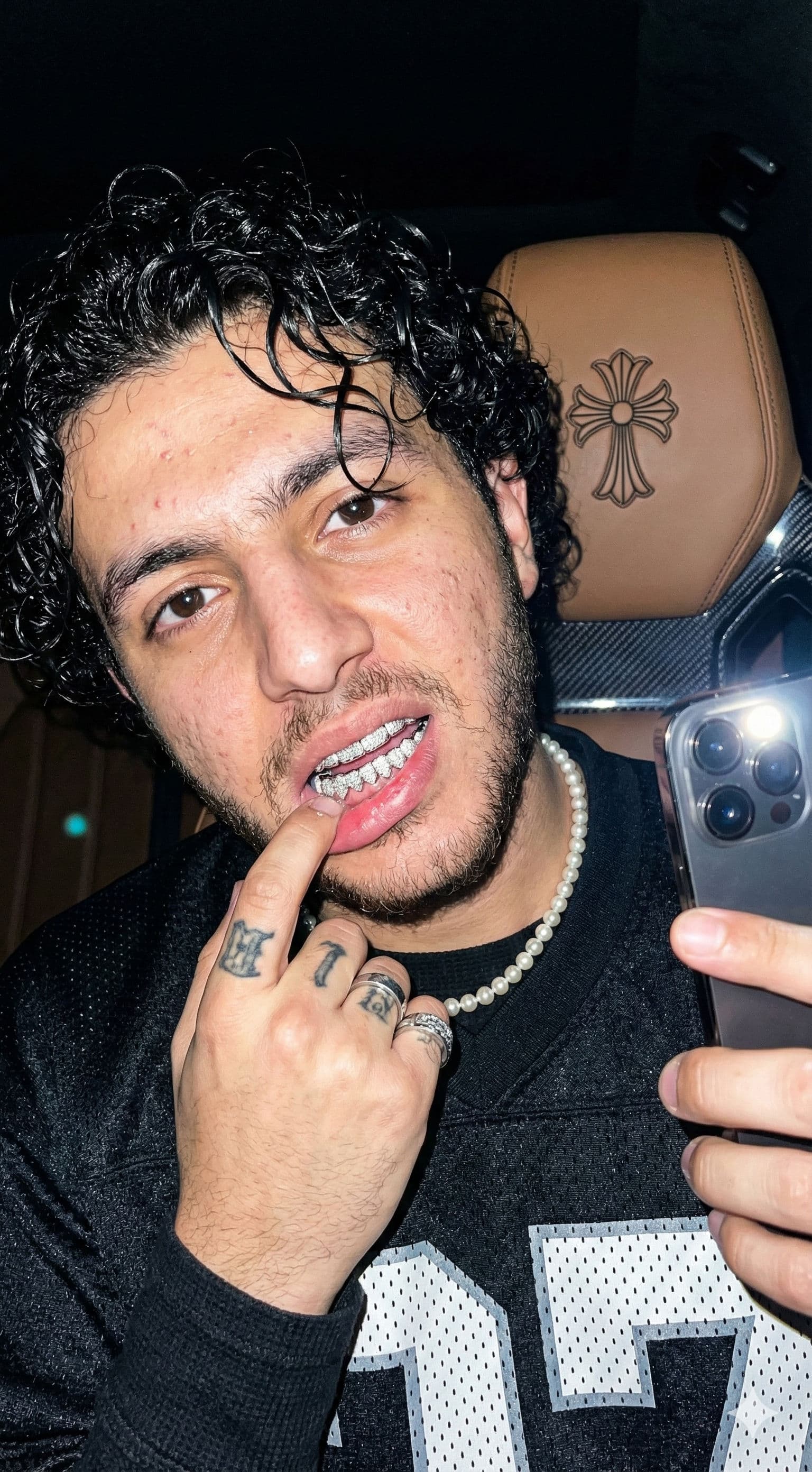 π Diamond Grills & Chrome Hearts: Free AI Prompt β Portrait AI art prompt example for Midjourney and Stable Diffusion