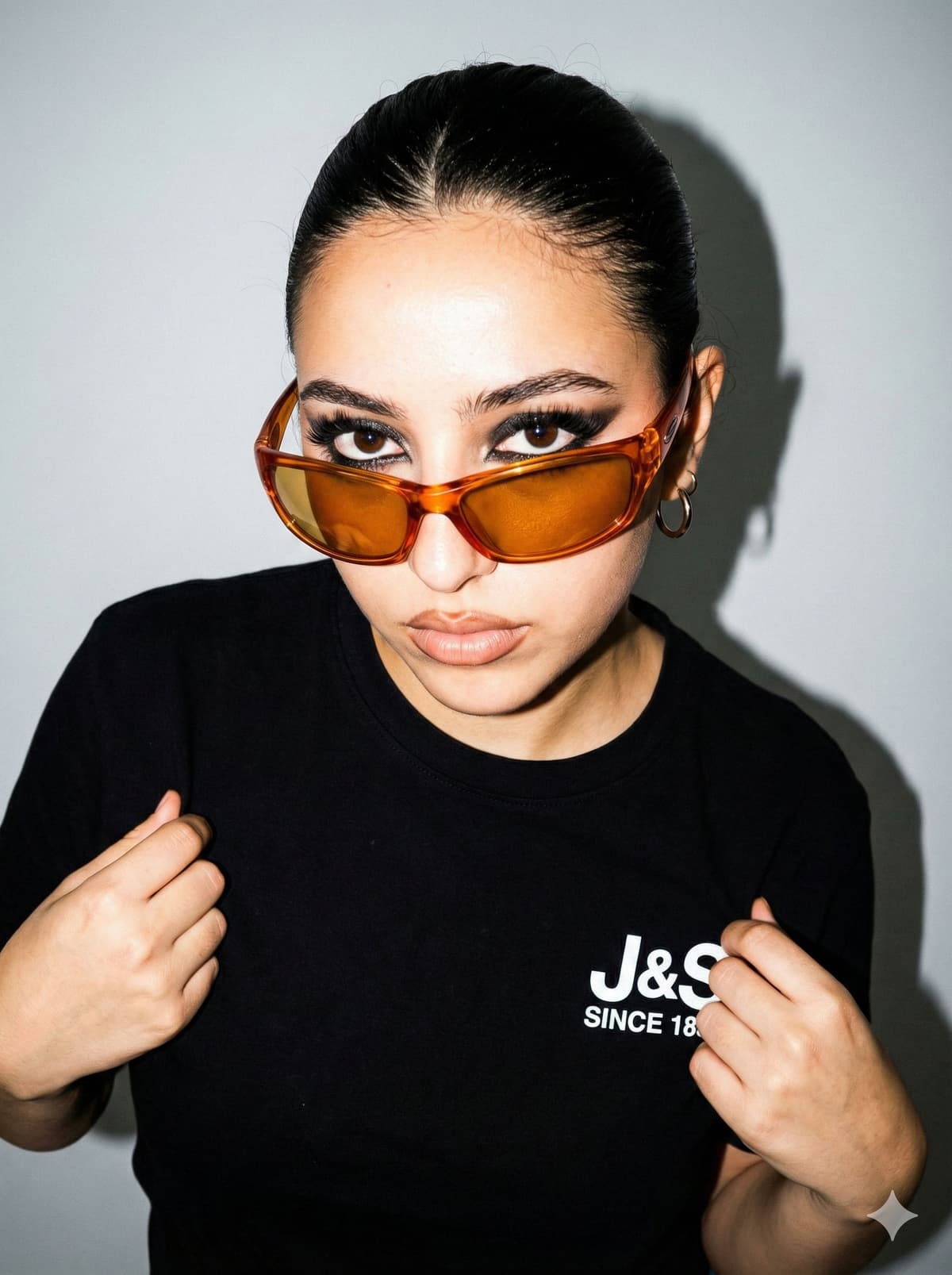 🧡 Y2K Streetwear Aesthetic: Free AI Portrait Prompt — Portrait AI art prompt example for Gemini and Stable Diffusion