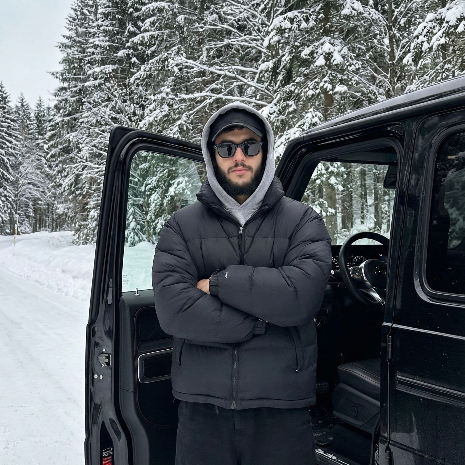 Winter Portrait & Car Photography Prompts - G CLASS — Portrait AI art prompt example for Midjourney and Stable Diffusion